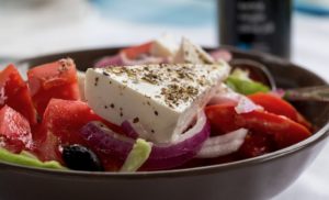 Serviervorschlag grieschicher Salat, lecker, vitaminreich und kostengünstig